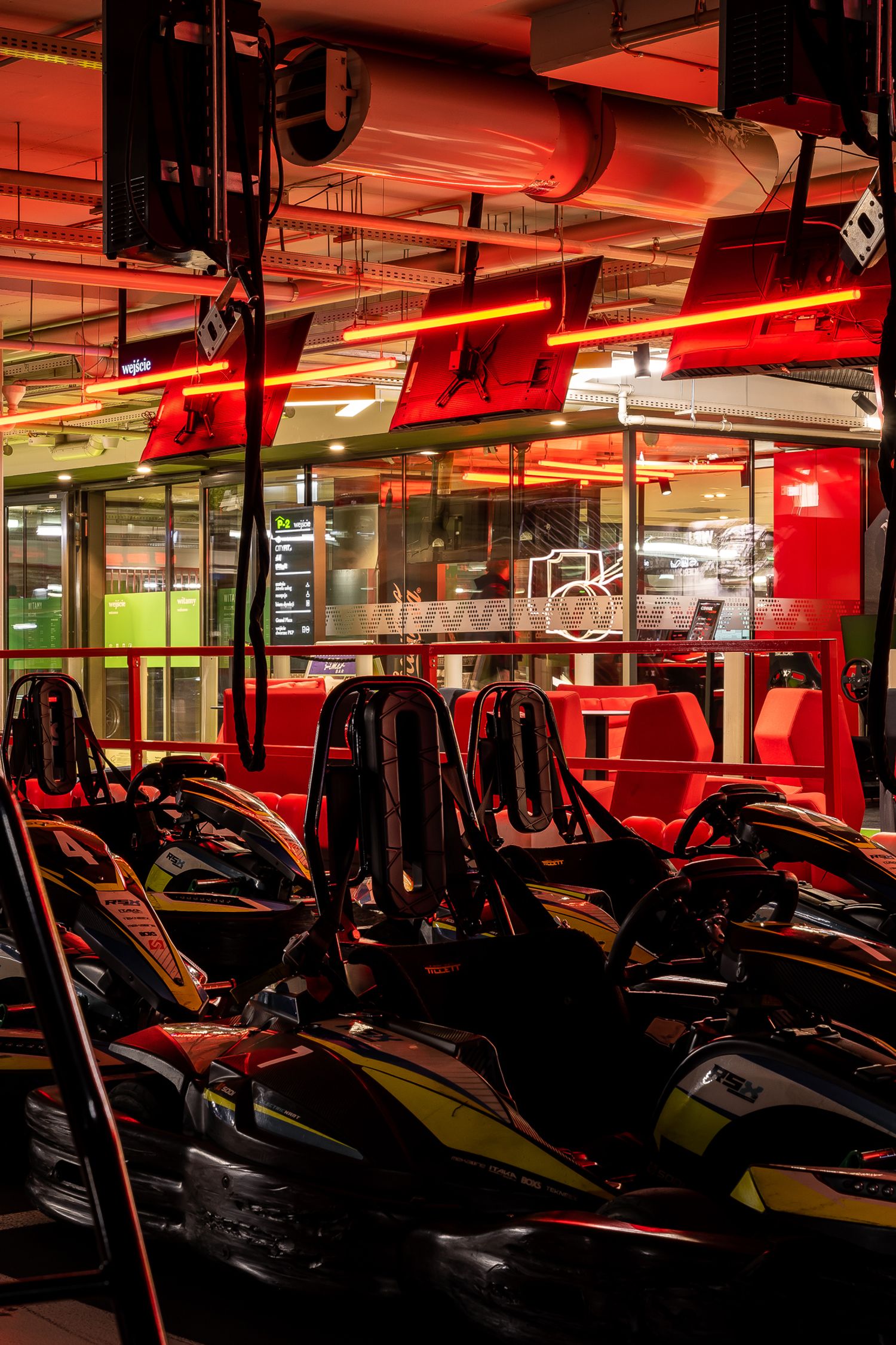 Tor kartingowy — design w duchu motorsportu — projektowanie wnętrz Wrocław, we.make (4)