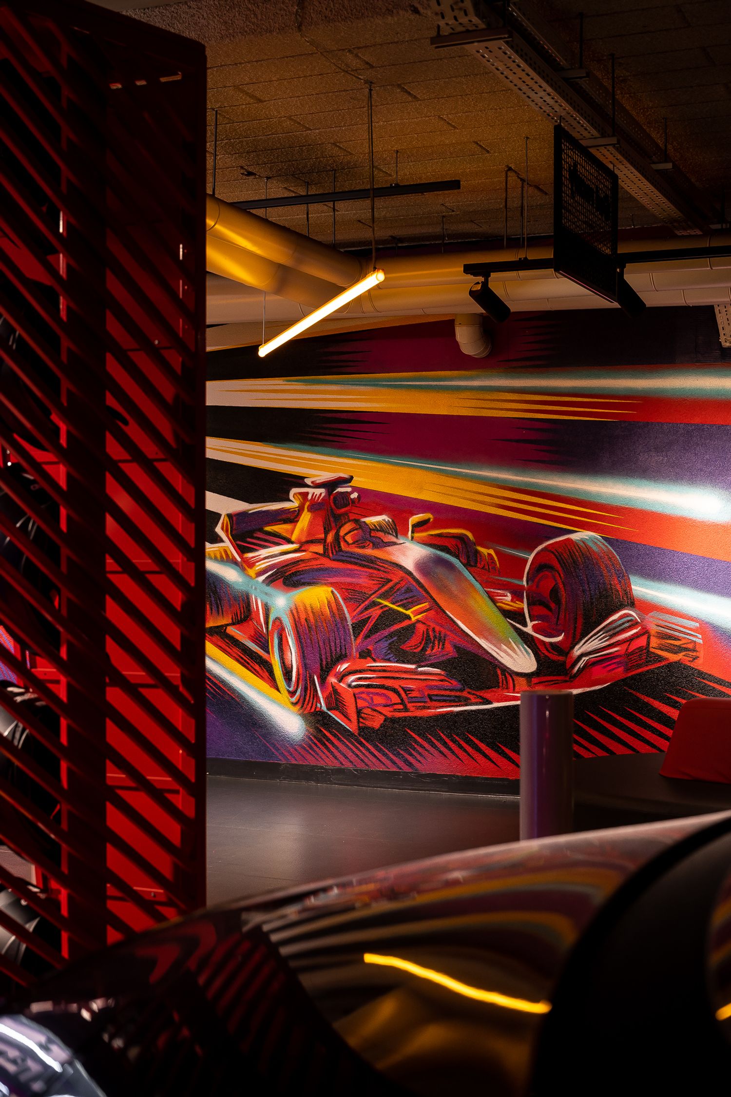 Tor kartingowy — design w duchu motorsportu — projektowanie wnętrz Wrocław, we.make (4)