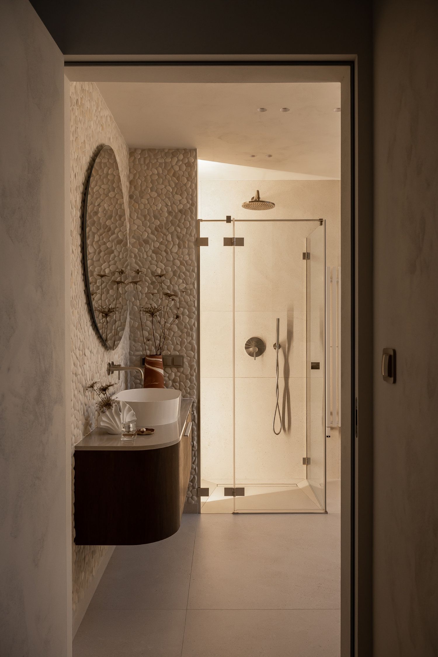 Dom w stylu japandi — mikrocement i łuki — projektowanie wnętrz Wrocław, we.make (3)