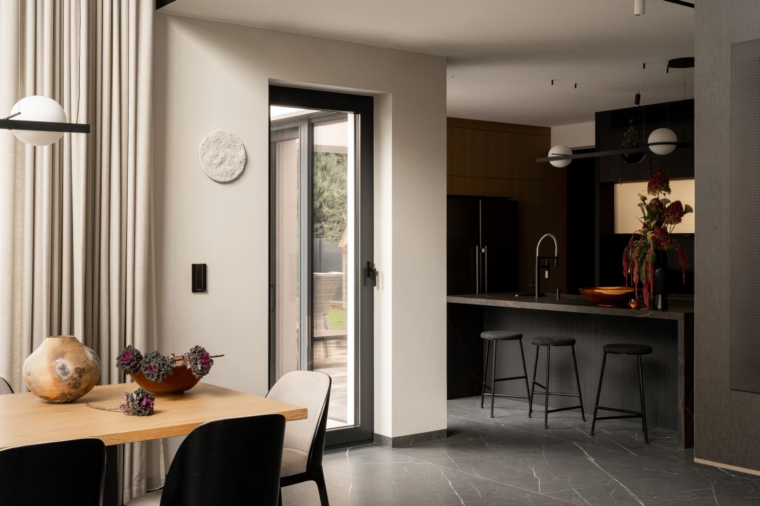Dom w ciemnej elegancji — projektowanie wnętrz Wrocław, we.make (3)