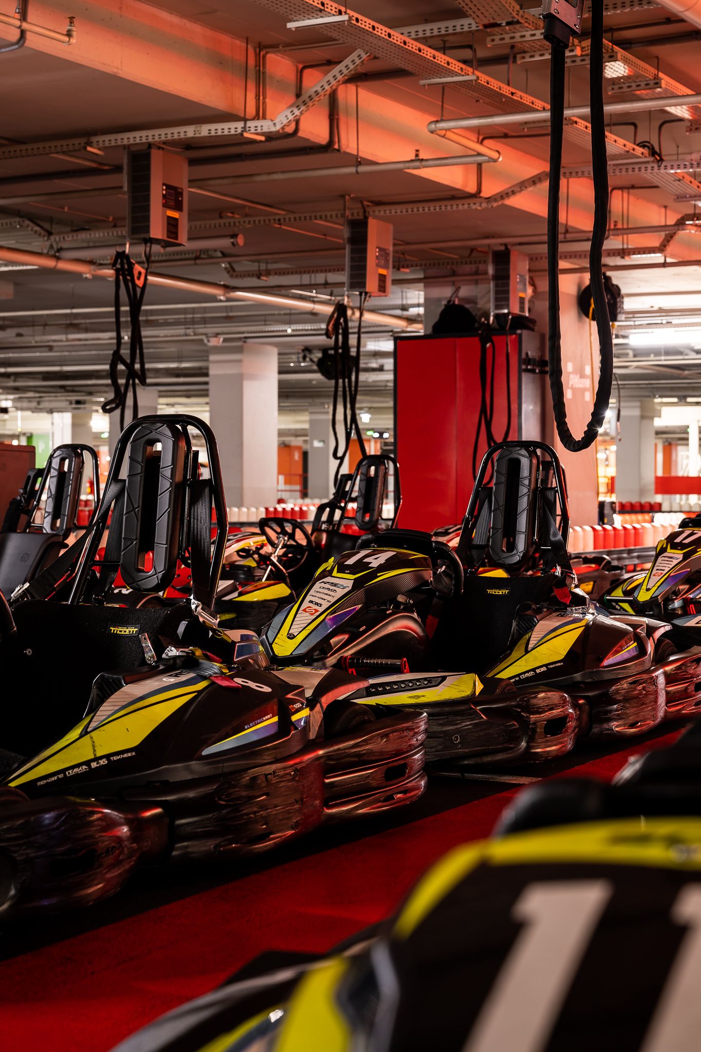 Tor kartingowy — design w duchu motorsportu — projektowanie wnętrz Wrocław, we.make (3)