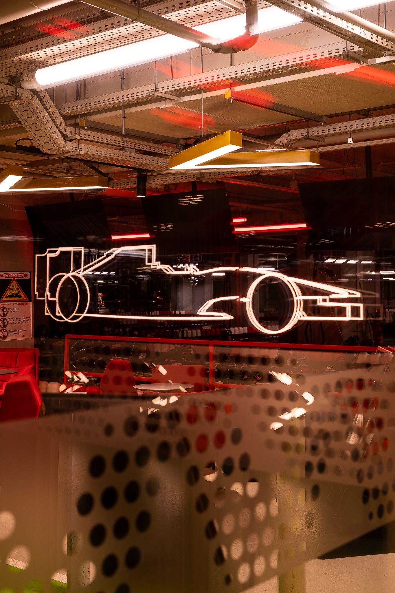 Tor kartingowy — design w duchu motorsportu — projektowanie wnętrz Wrocław, we.make (3)