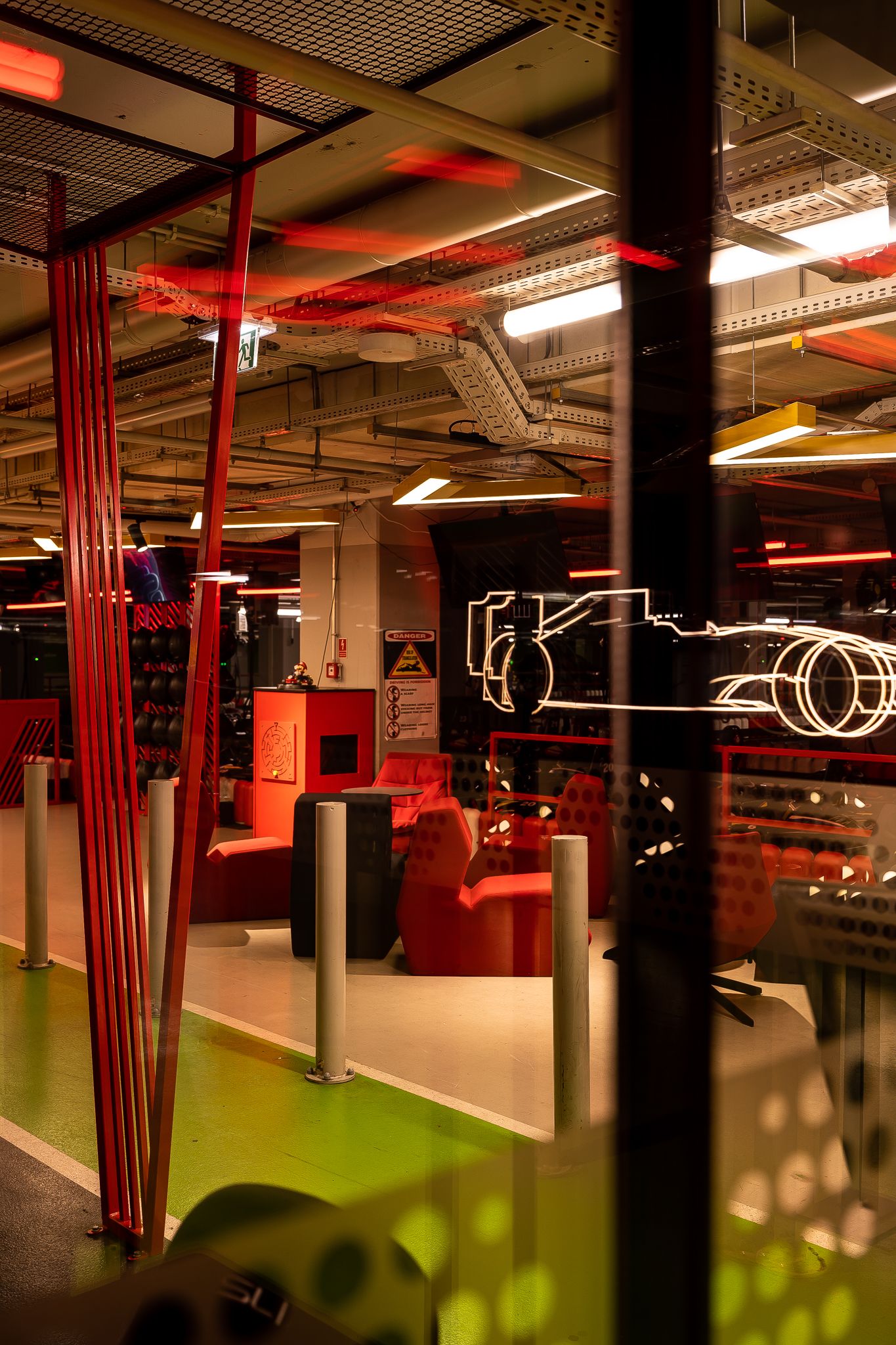 Tor kartingowy — design w duchu motorsportu — projektowanie wnętrz Wrocław, we.make (4)