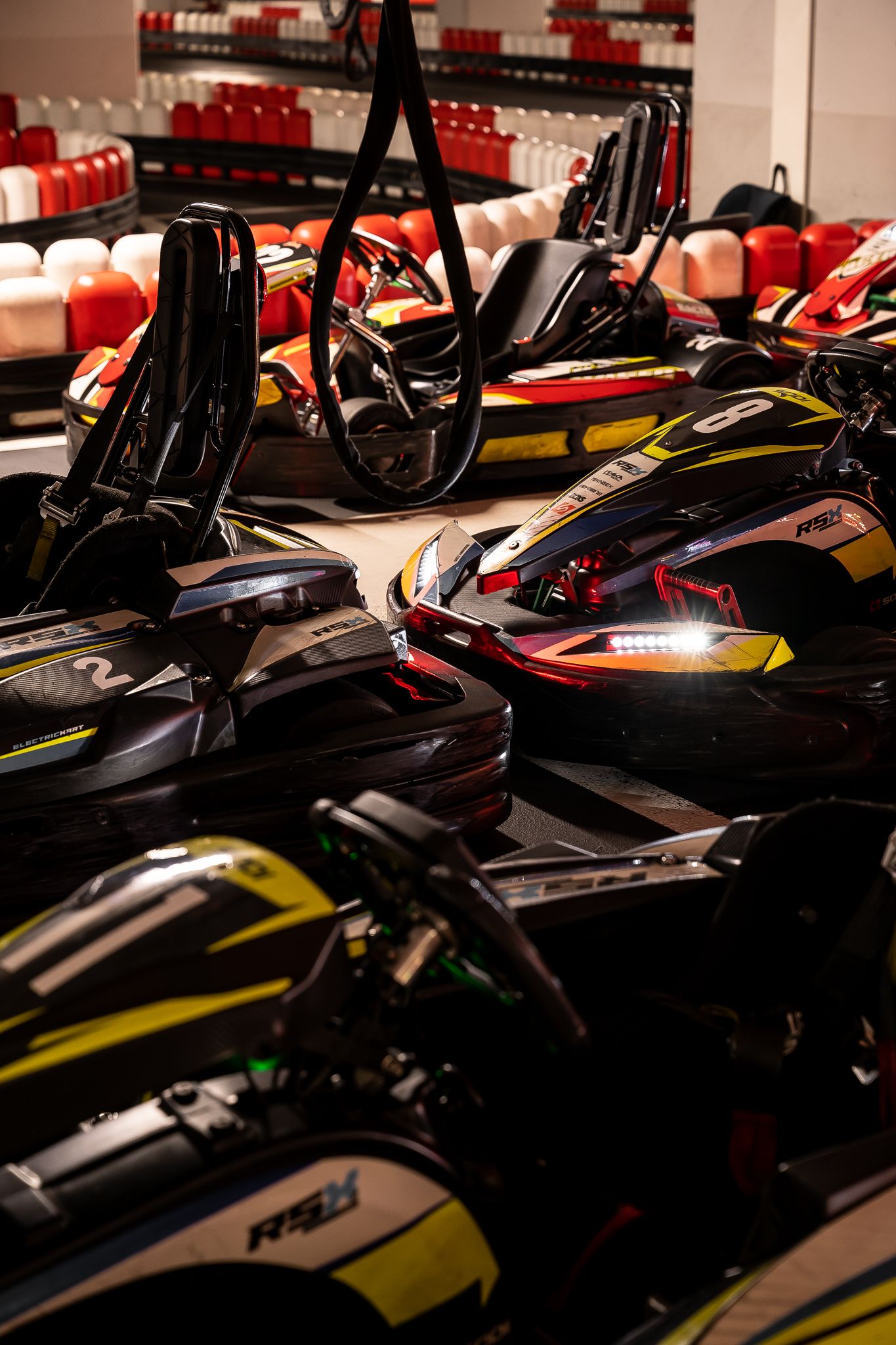 Tor kartingowy — design w duchu motorsportu — projektowanie wnętrz Wrocław, we.make (2)