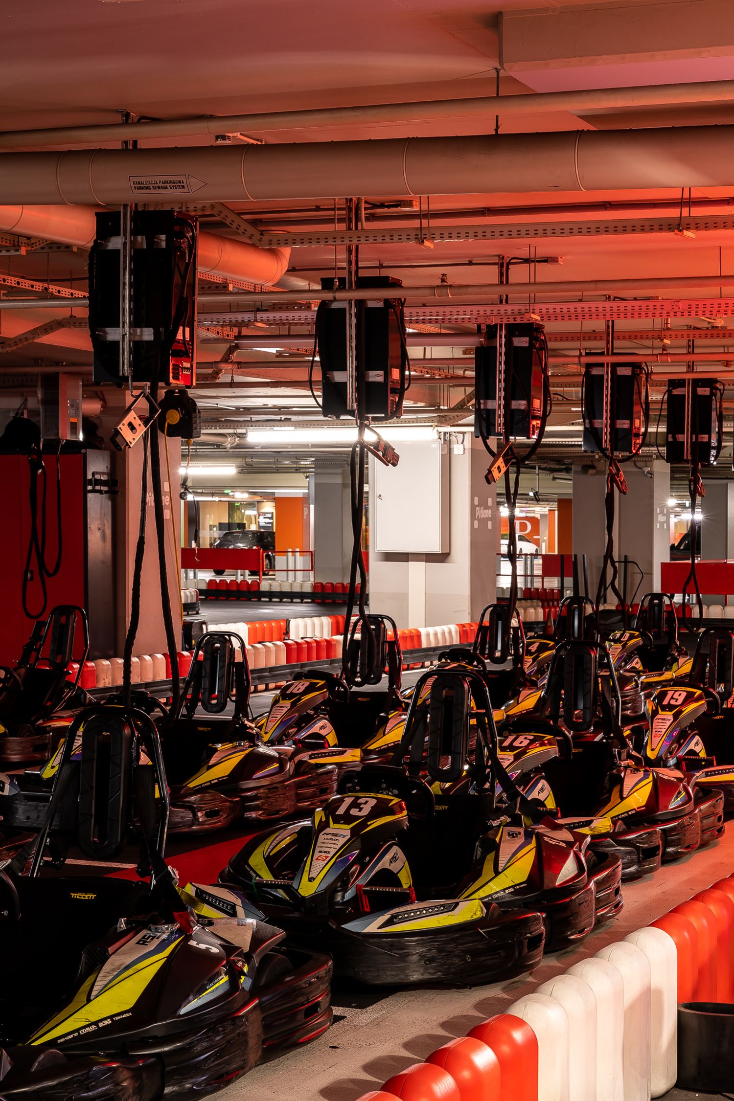 Tor kartingowy — design w duchu motorsportu — projektowanie wnętrz Wrocław, we.make (3)