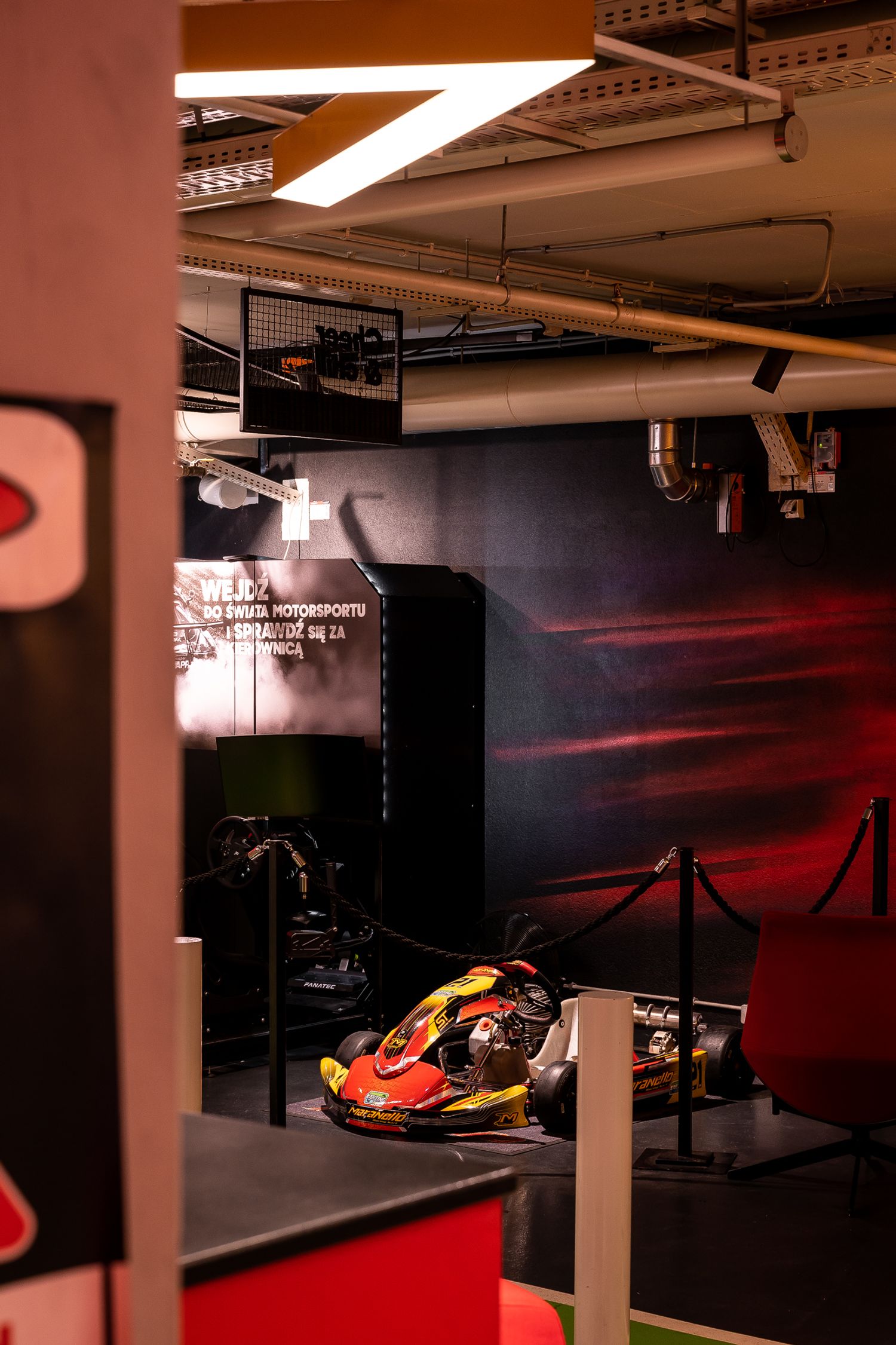 Tor kartingowy — design w duchu motorsportu — projektowanie wnętrz Wrocław, we.make (4)