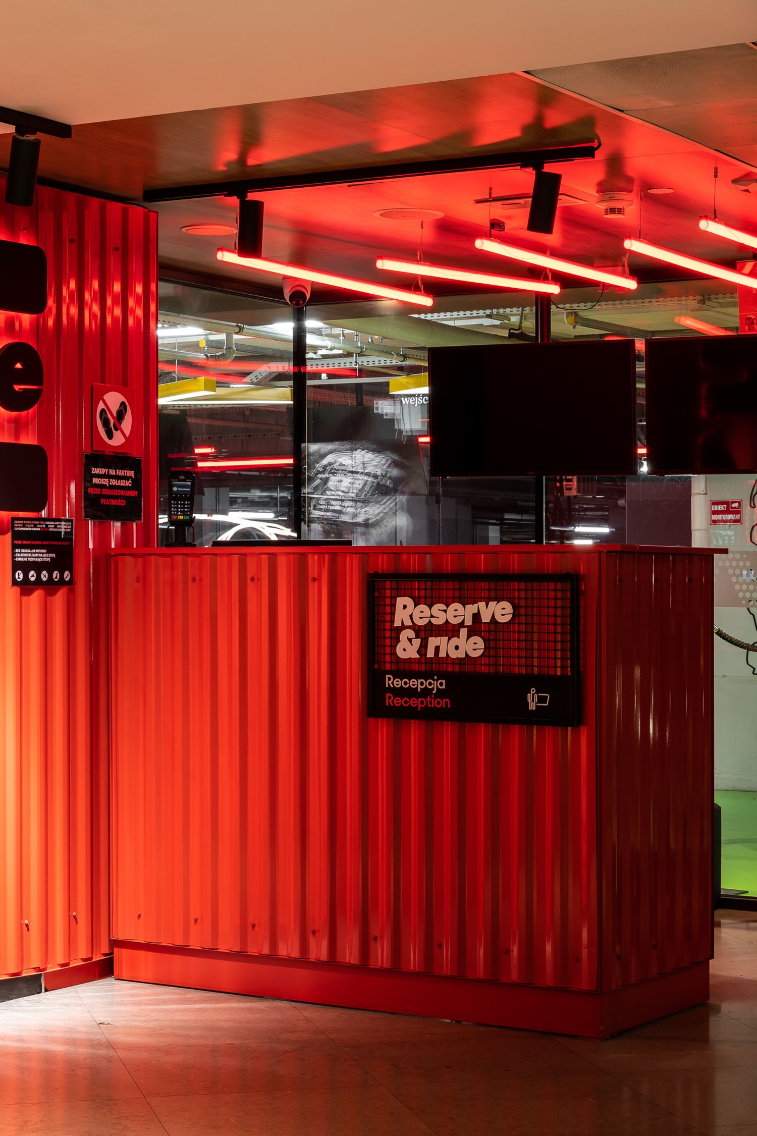 Tor kartingowy — design w duchu motorsportu — projektowanie wnętrz Wrocław, we.make (2)