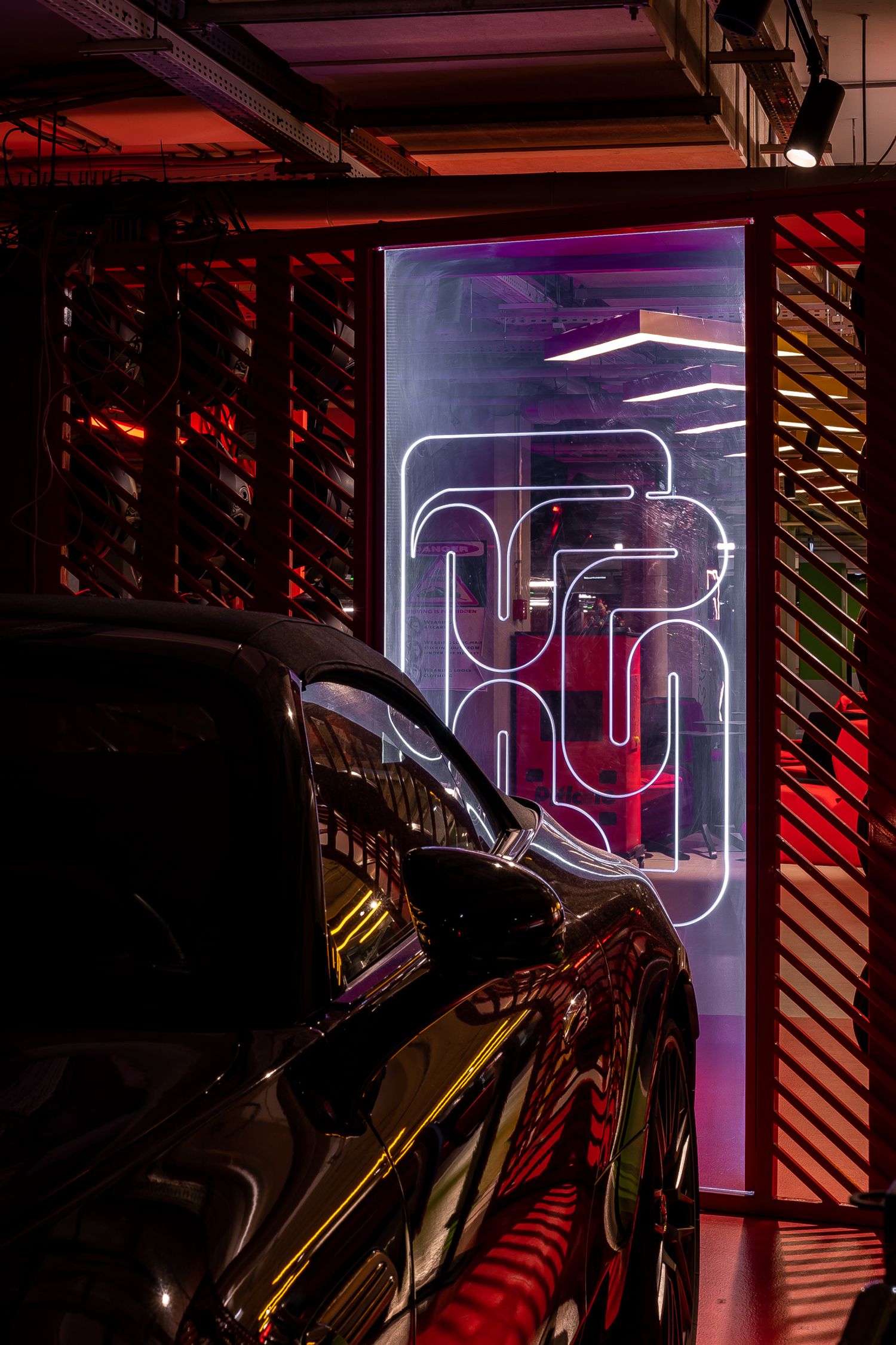 Tor kartingowy — design w duchu motorsportu — projektowanie wnętrz Wrocław, we.make (4)