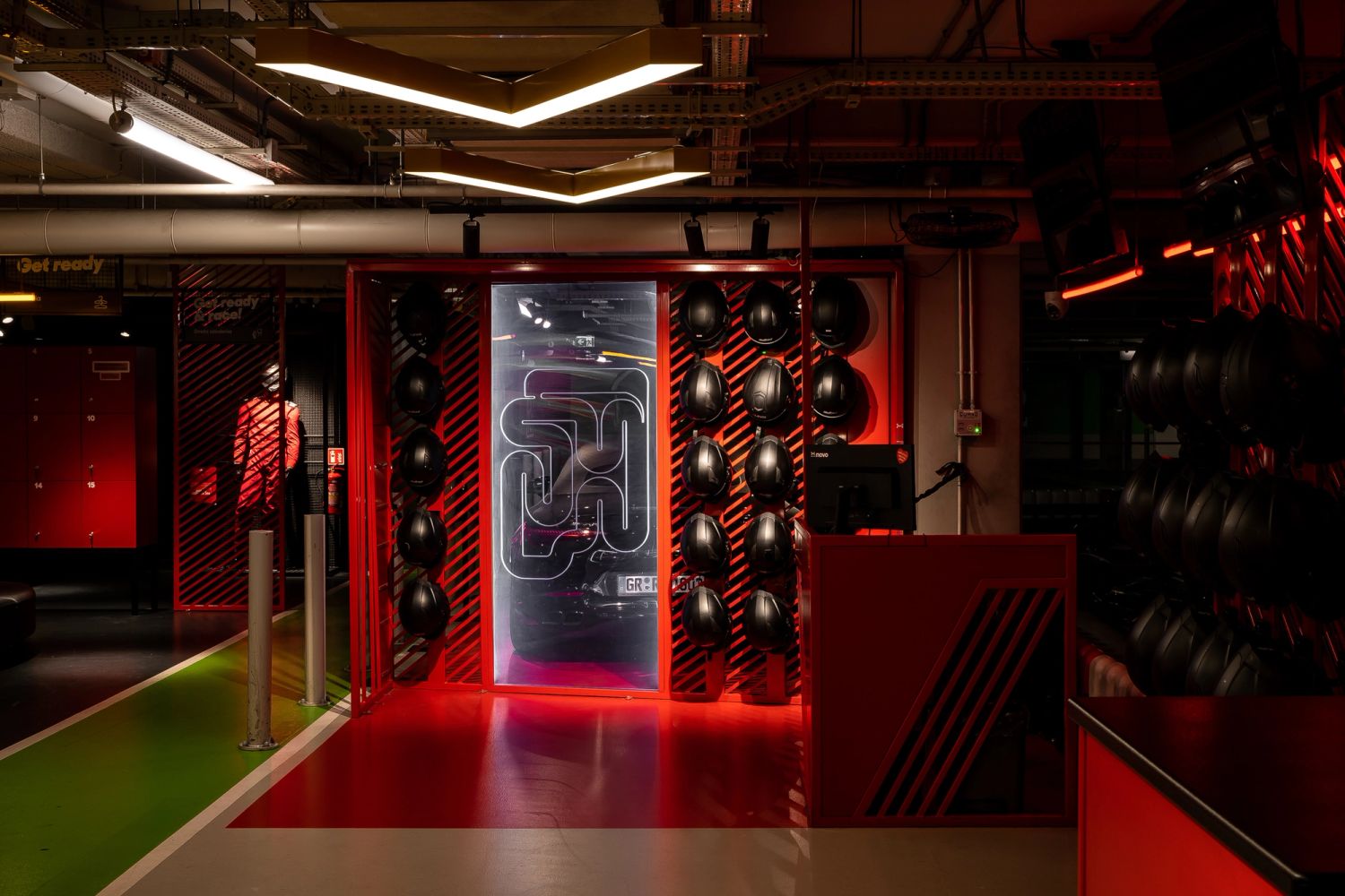 Tor kartingowy — design w duchu motorsportu — projektowanie wnętrz Wrocław, we.make (3)