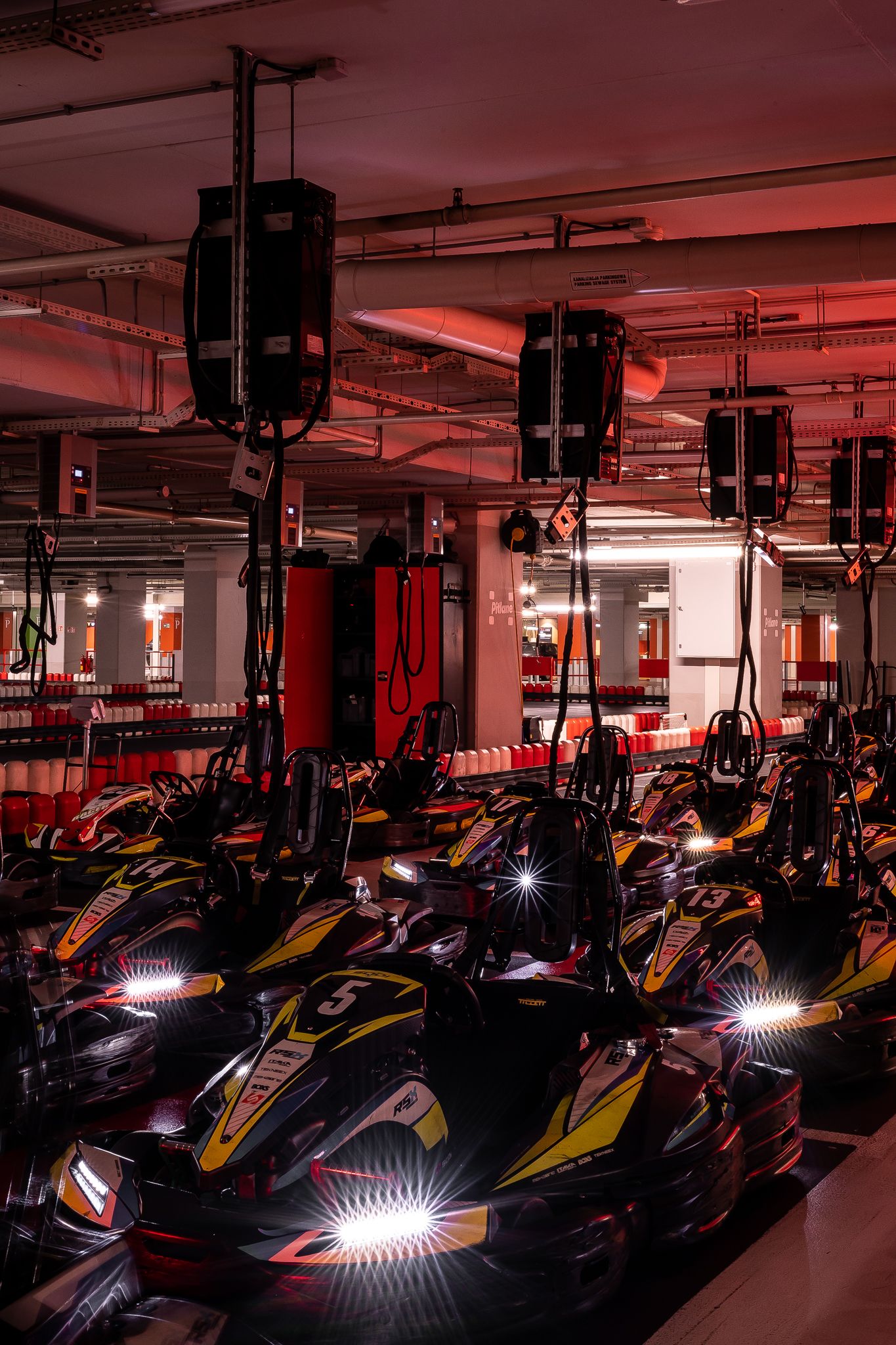 Tor kartingowy — design w duchu motorsportu — projektowanie wnętrz Wrocław, we.make (3)