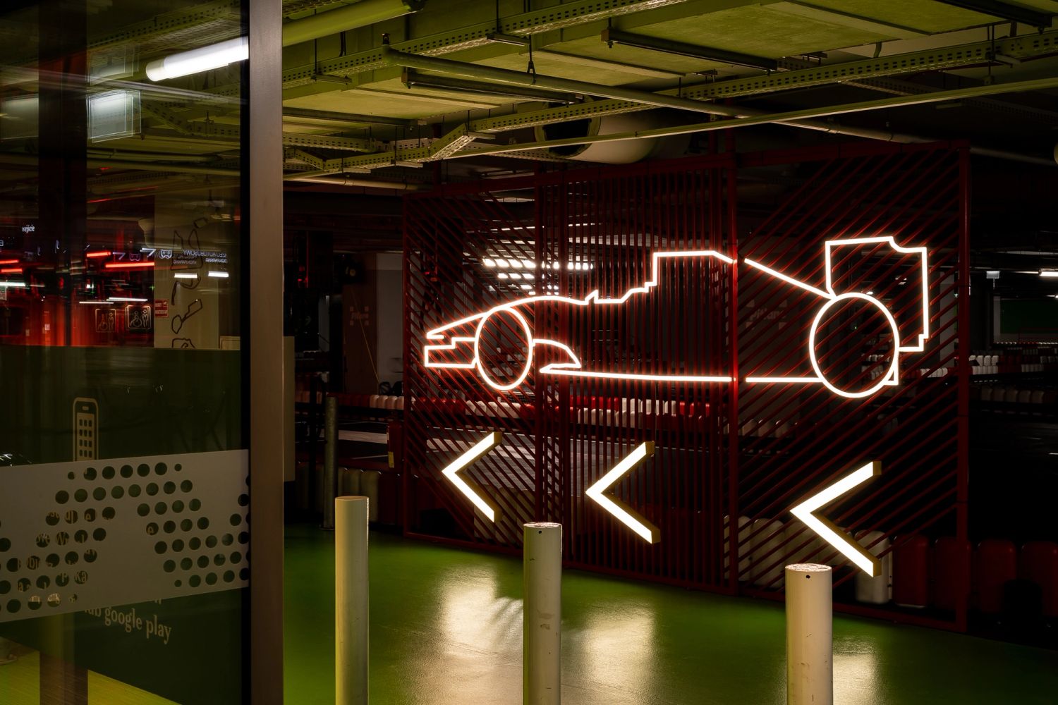 Tor kartingowy — design w duchu motorsportu — projektowanie wnętrz Wrocław, we.make (2)