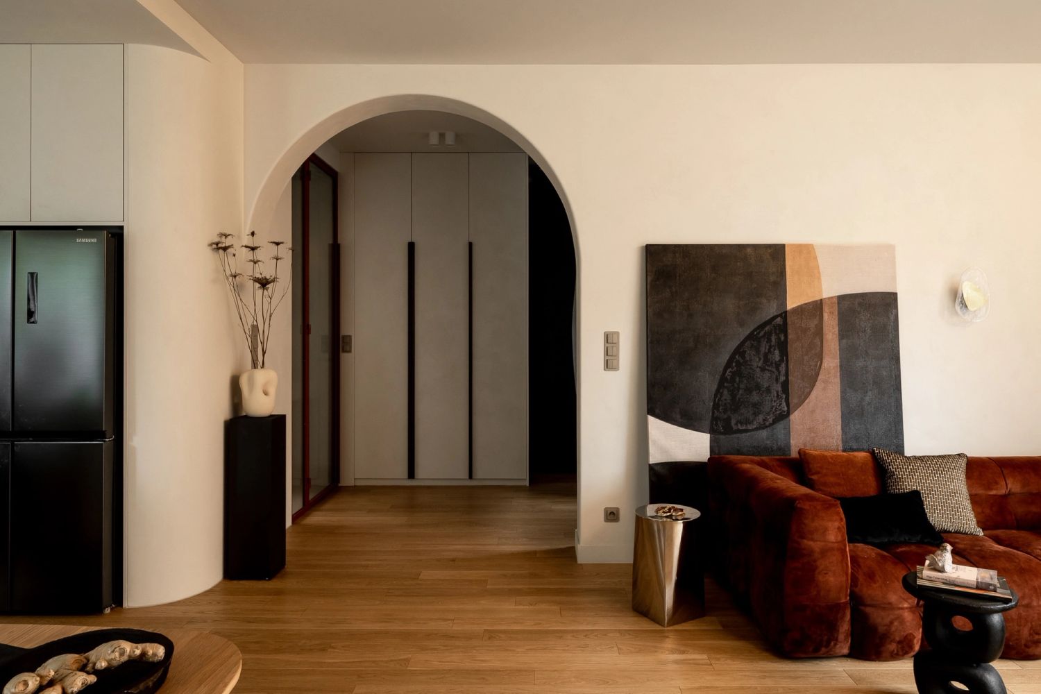Dom w stylu japandi — mikrocement i łuki — projektowanie wnętrz Wrocław, we.make (3)