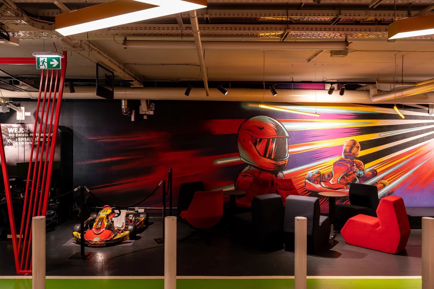 Tor kartingowy — design w duchu motorsportu — projektowanie wnętrz Wrocław, we.make (3)