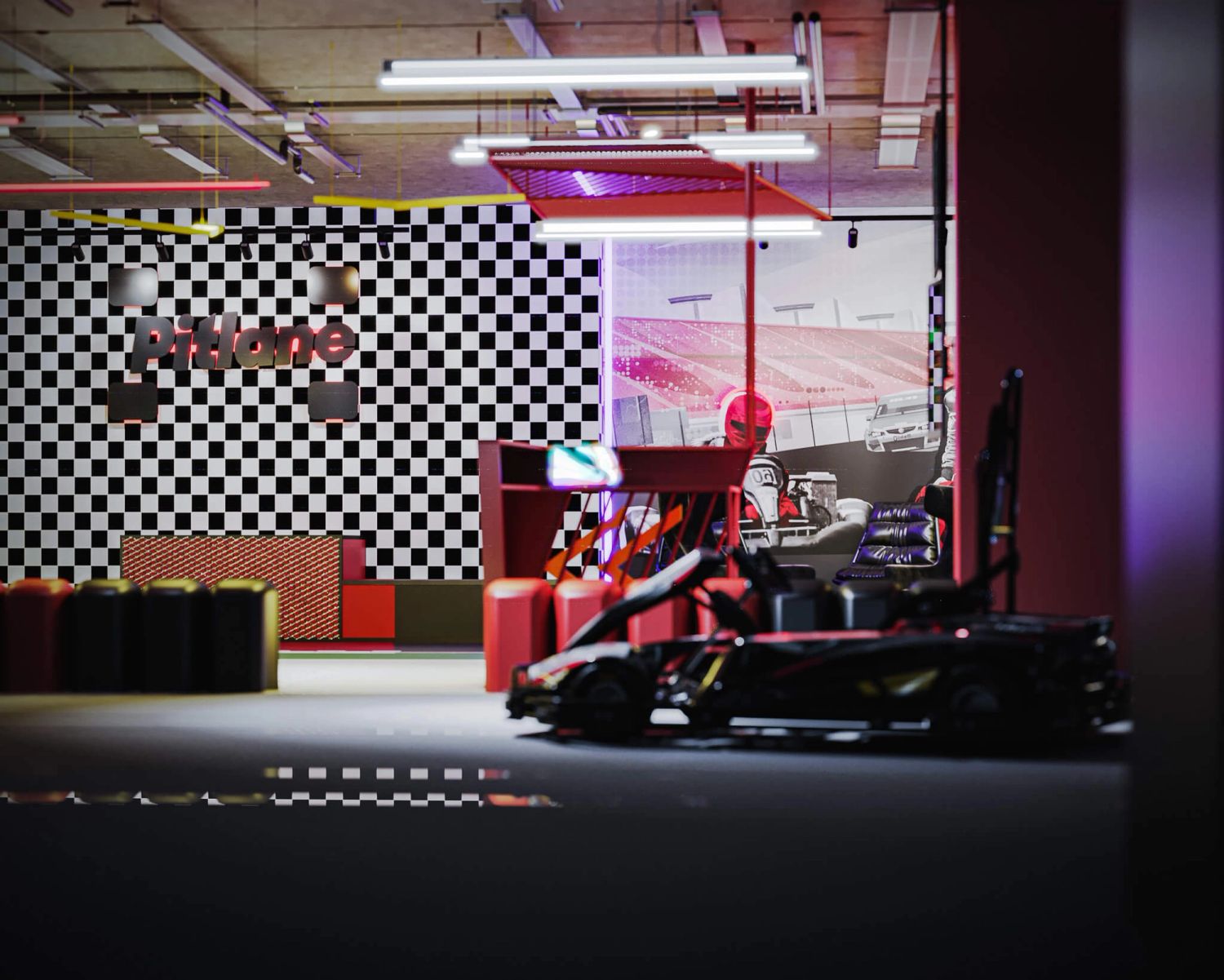 Tor kartingowy — design w duchu motorsportu — projektowanie wnętrz Wrocław, we.make (3)
