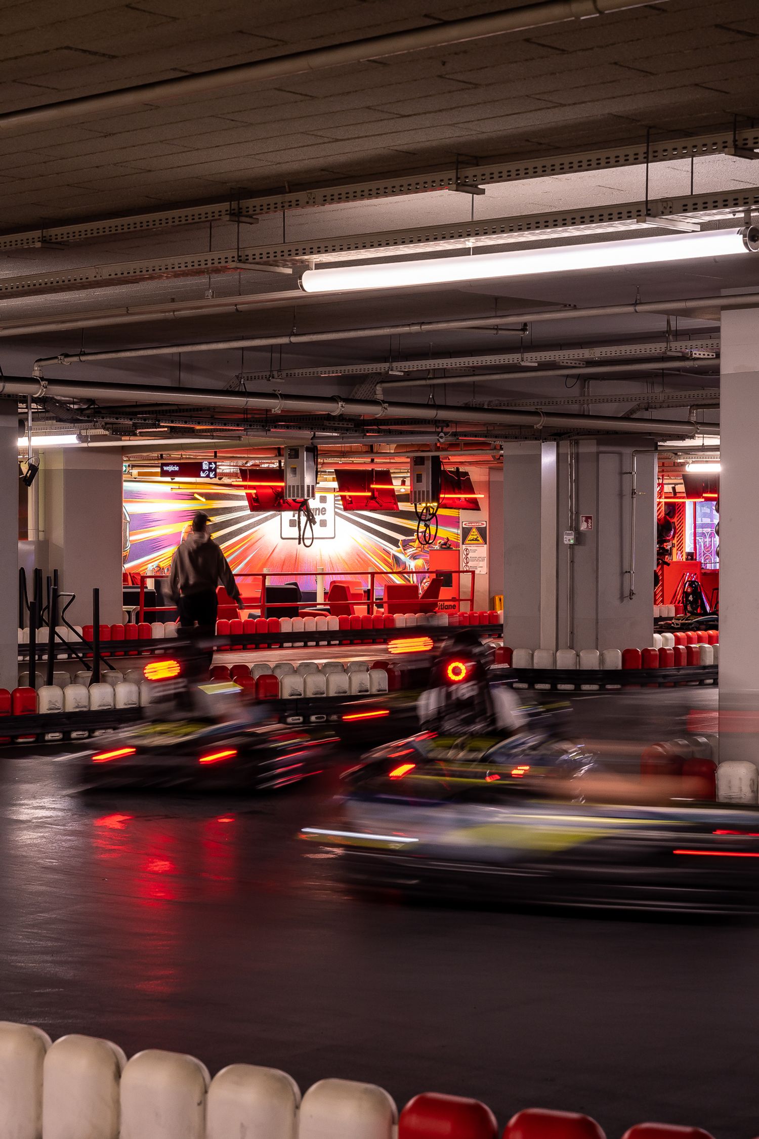 Tor kartingowy — design w duchu motorsportu — projektowanie wnętrz Wrocław, we.make (4)