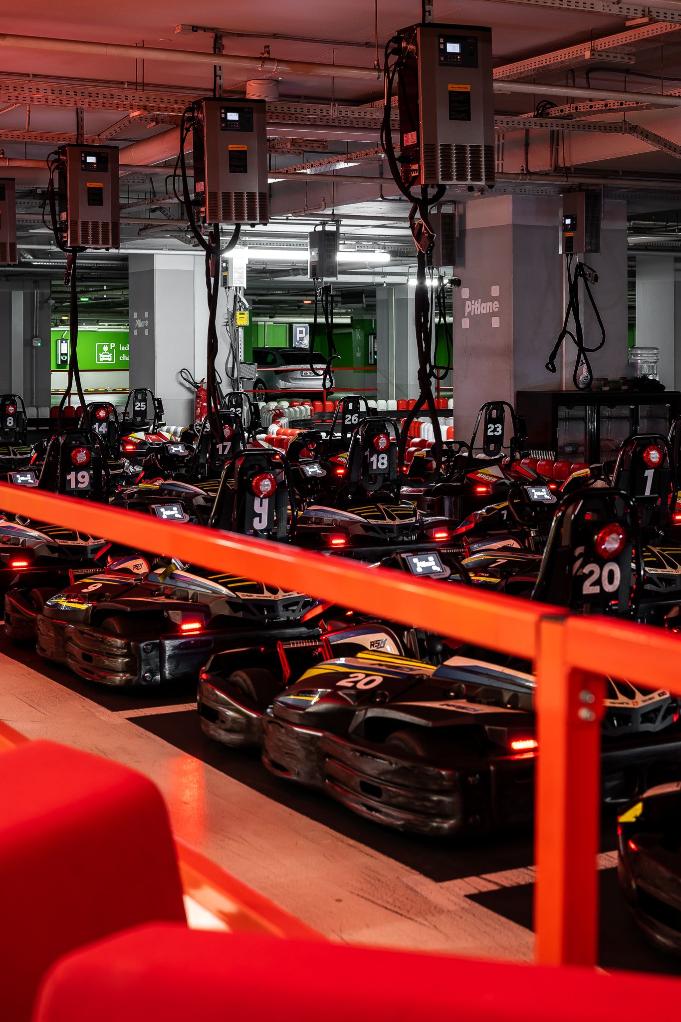 Tor kartingowy — design w duchu motorsportu — projektowanie wnętrz Wrocław, we.make (4)