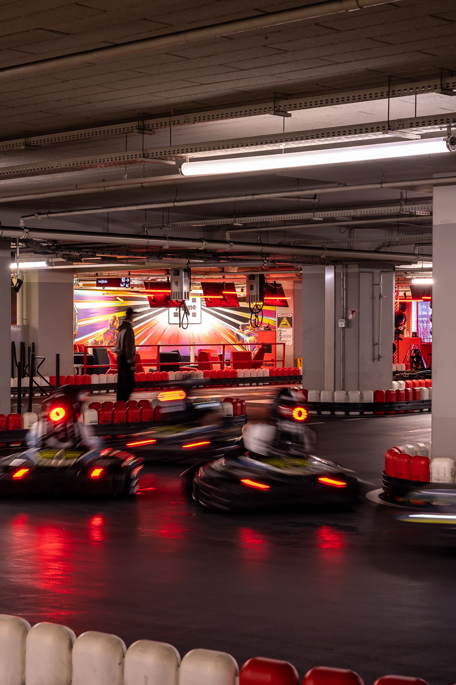 Tor kartingowy — design w duchu motorsportu — projektowanie wnętrz Wrocław, we.make (3)