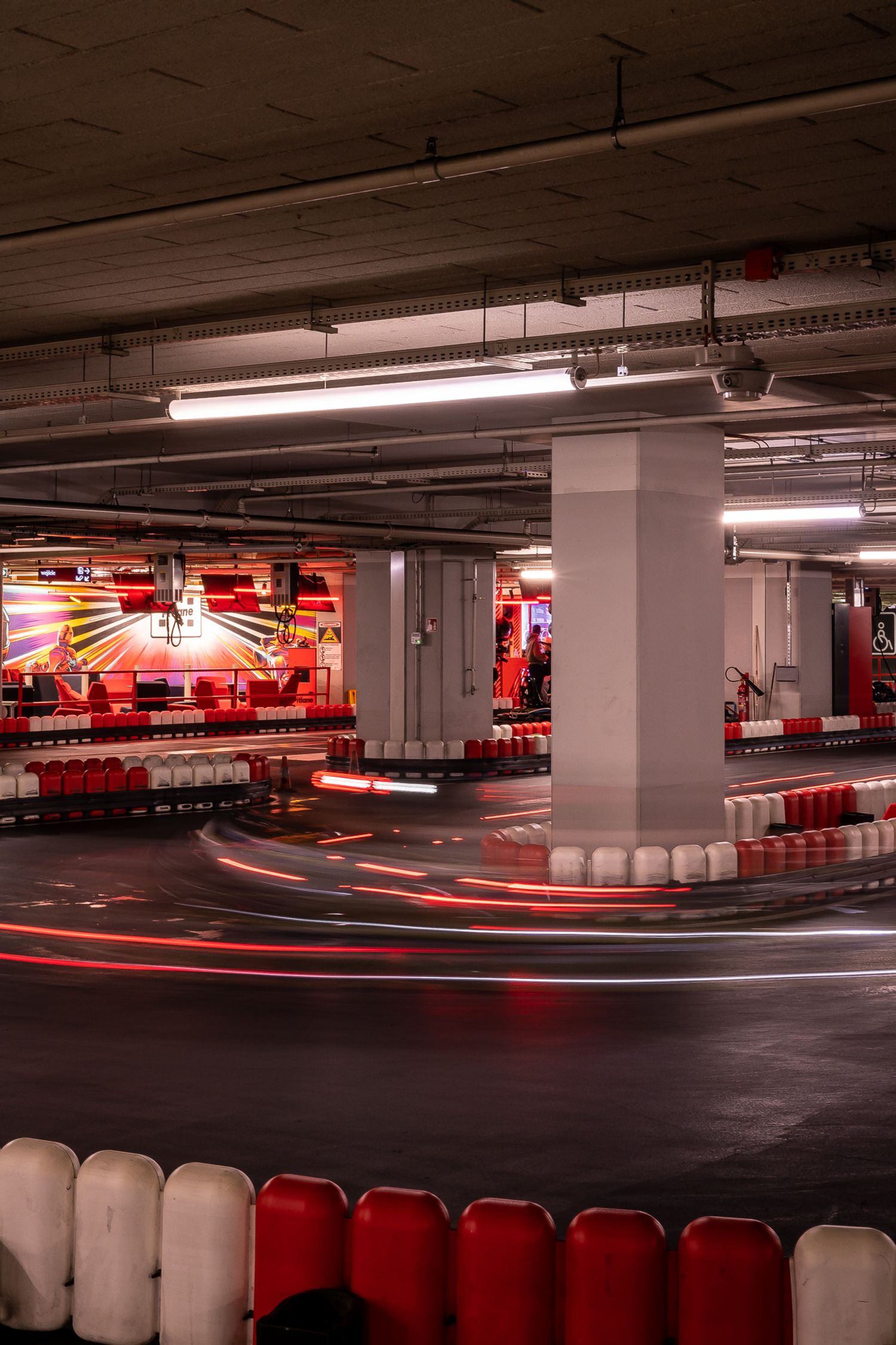Tor kartingowy — design w duchu motorsportu — projektowanie wnętrz Wrocław, we.make (2)