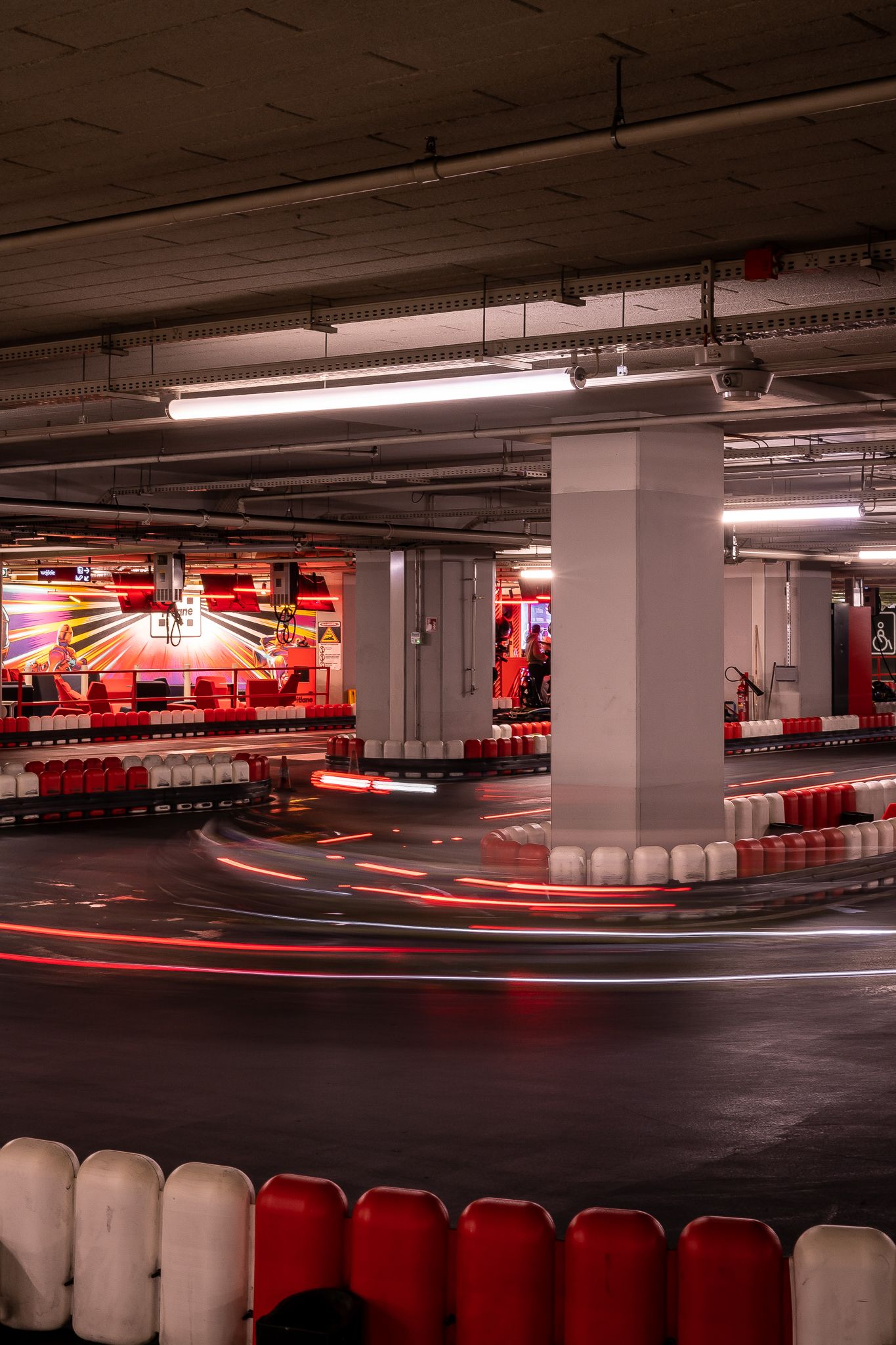 Tor kartingowy — design w duchu motorsportu — projektowanie wnętrz Wrocław, we.make (2)