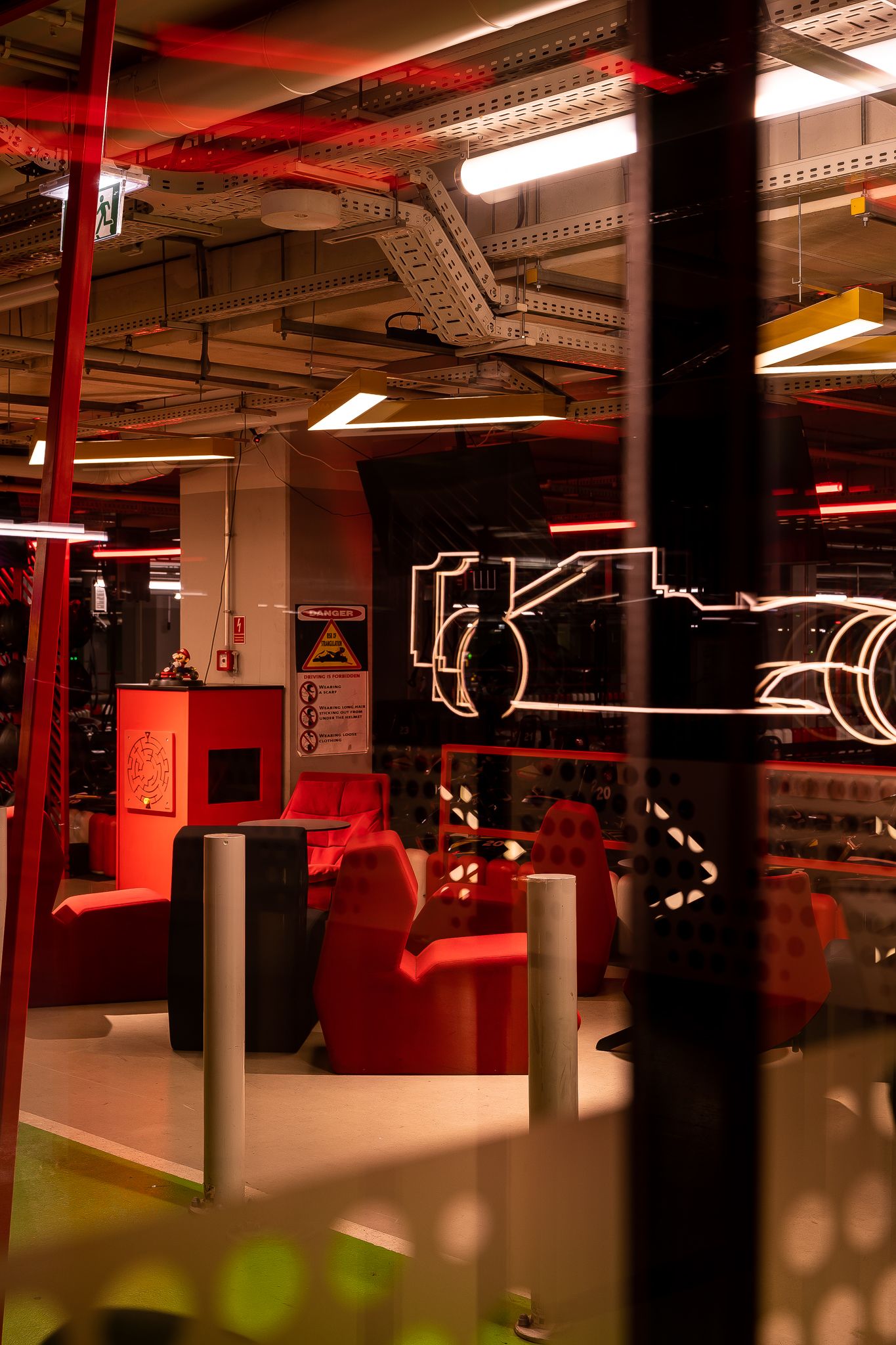 Tor kartingowy — design w duchu motorsportu — projektowanie wnętrz Wrocław, we.make (4)