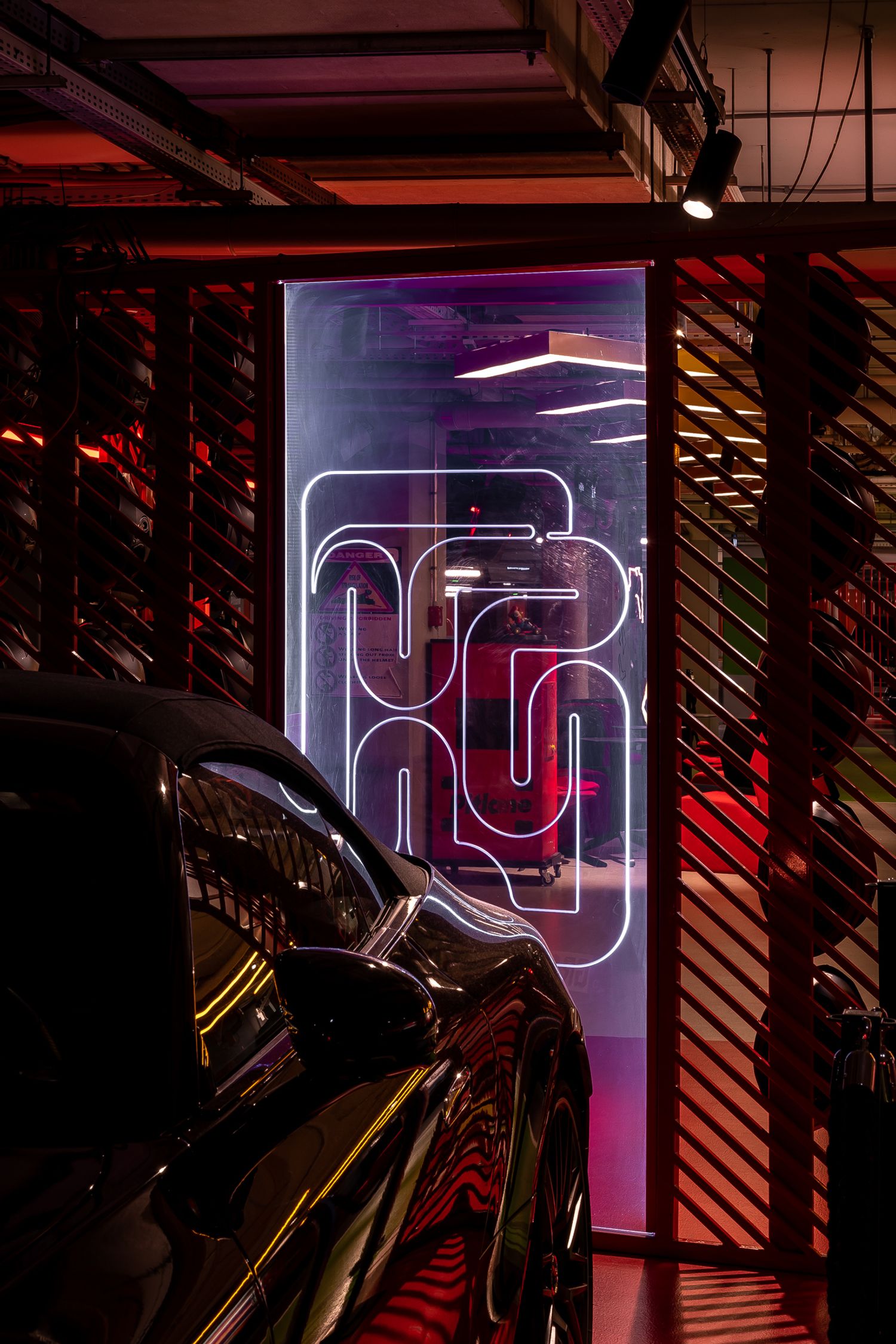 Tor kartingowy — design w duchu motorsportu — projektowanie wnętrz Wrocław, we.make (3)