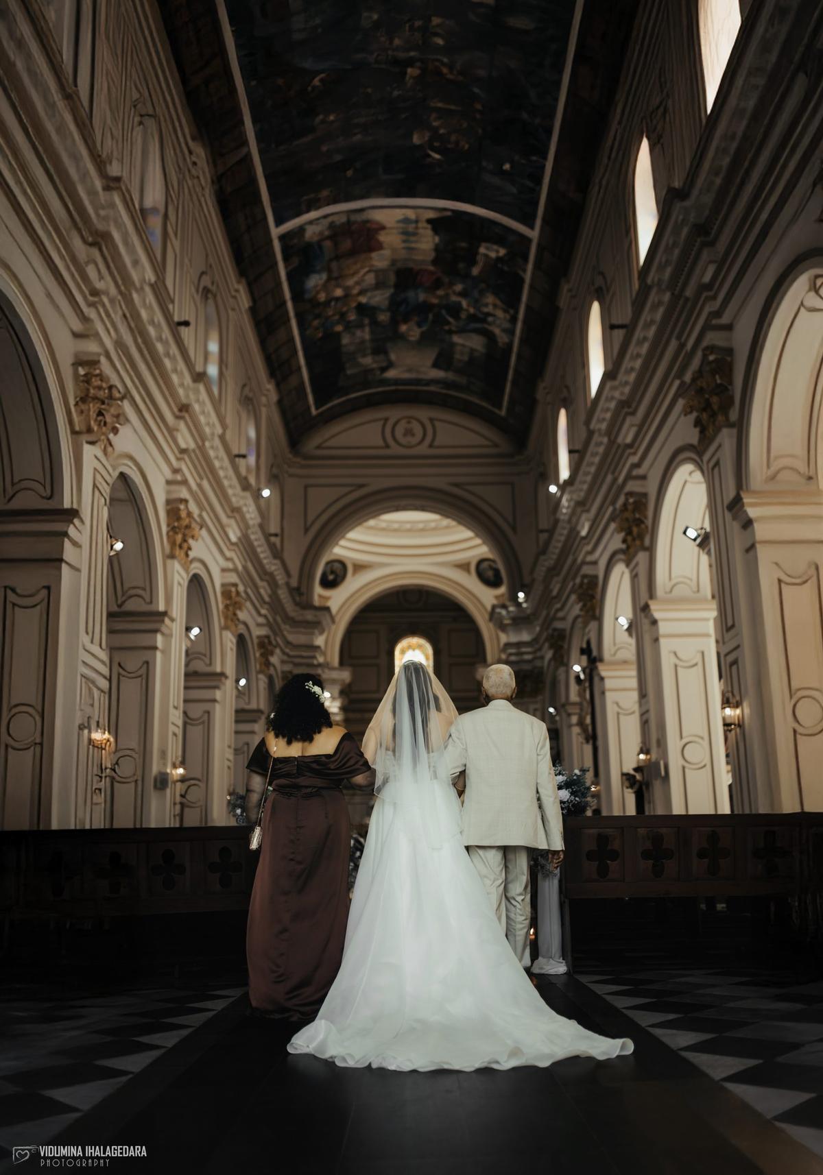 Janith & Nicola, photo 1
