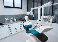 BE.DENT.TC dental phantom torso and head mounted on a chair in a dental training room