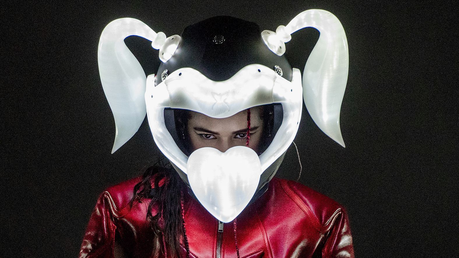 La moda en los videoclips: cuando la música se viste de narrativa