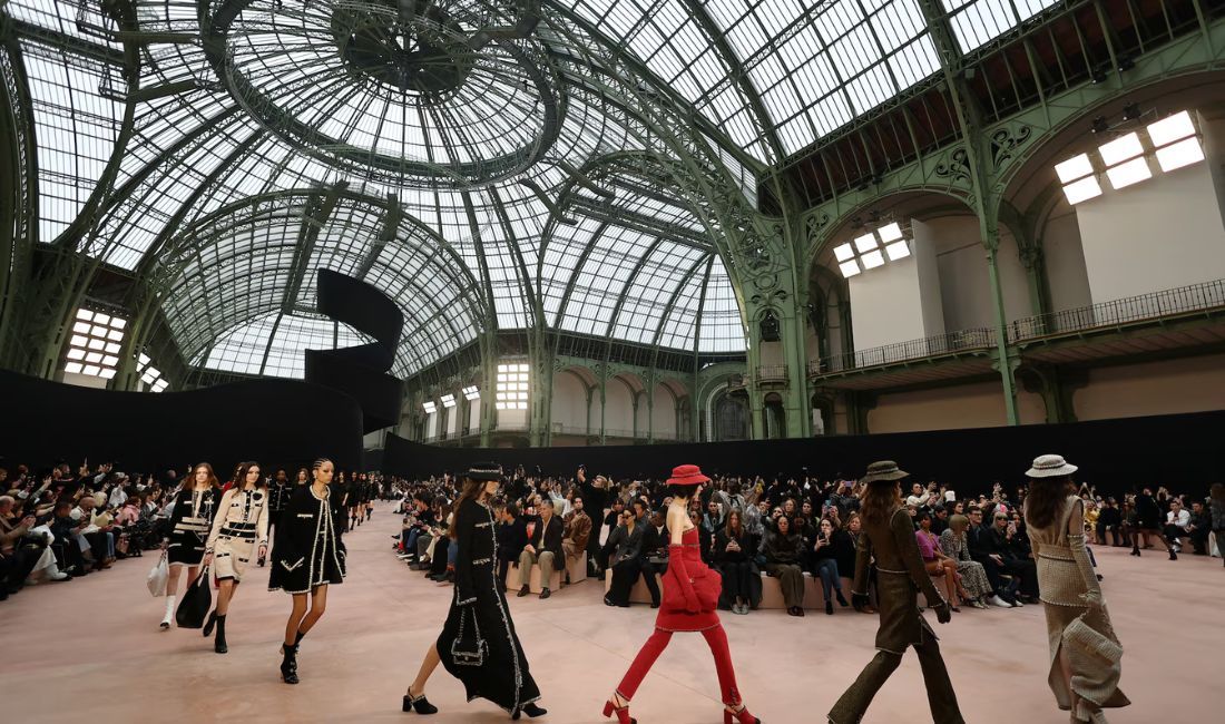 París Fashion Week F/W 2025–26: El regreso del poder, la opulencia y el drama