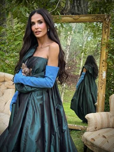 Demi Moore redefine el look de 'madre de la novia' con un vestido de Balenciaga