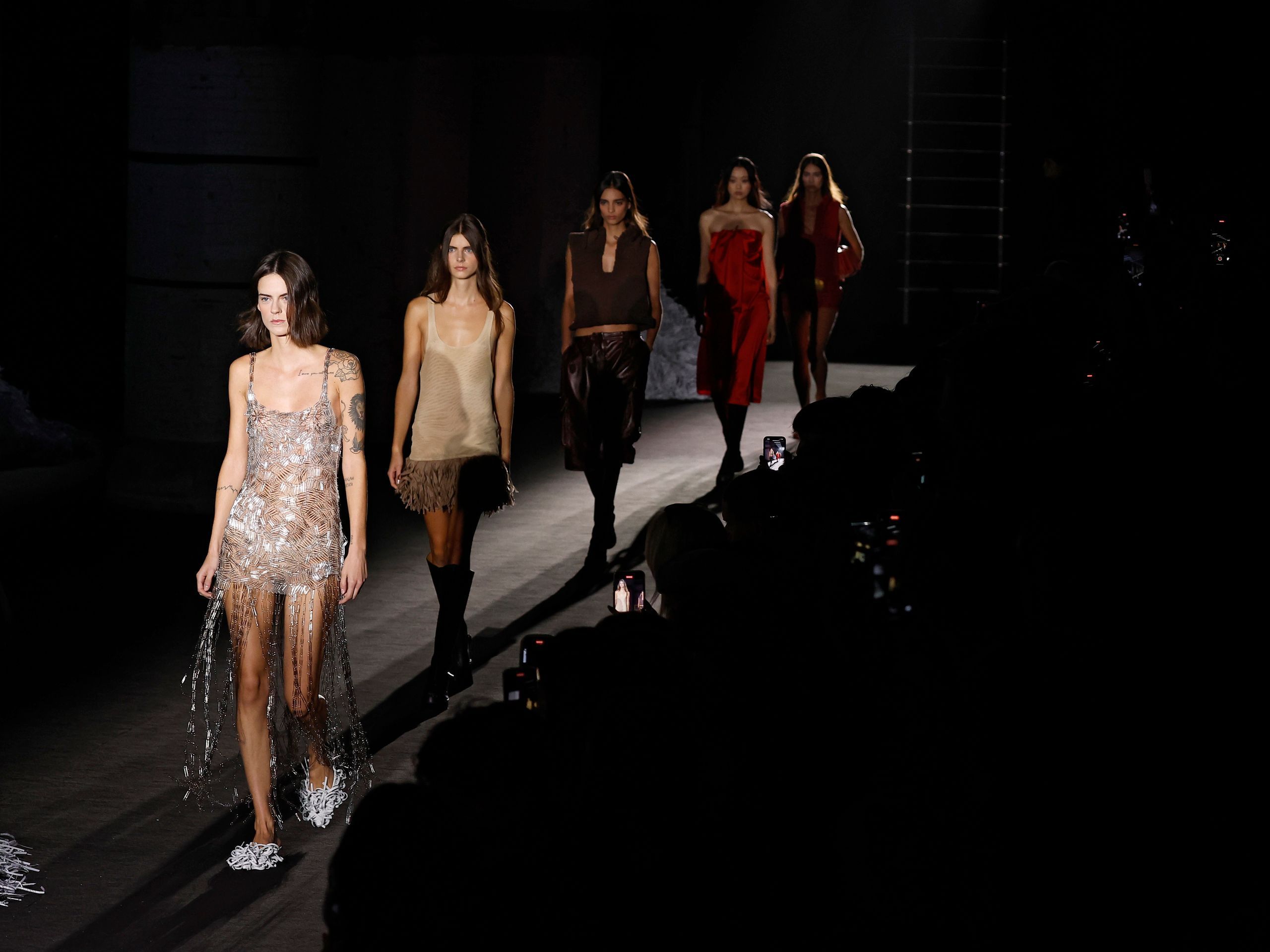 080 Barcelona Fashion Week FW 2025/26: Innovación, artesanía y un caos exquisitamente calculado