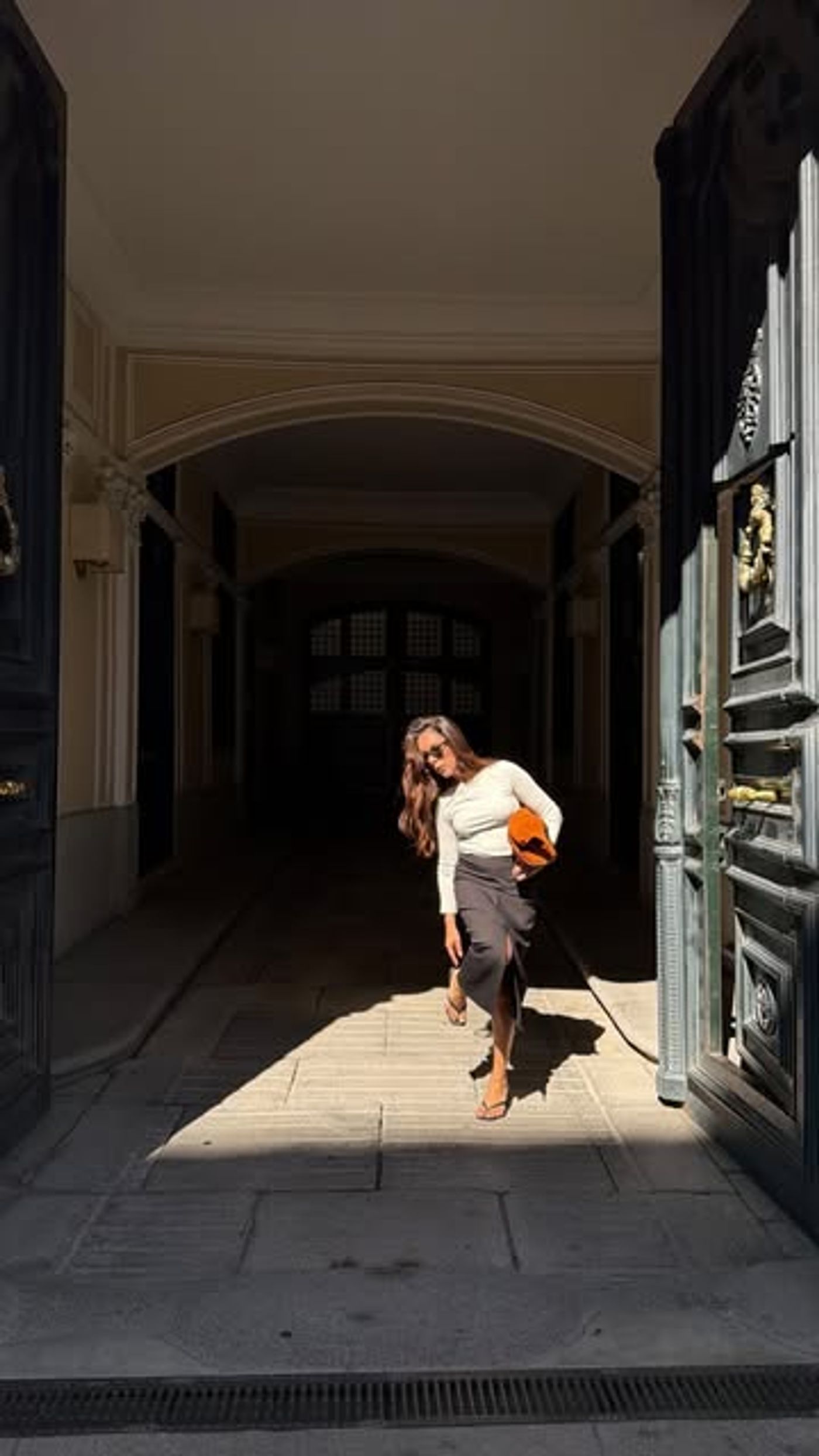 Pasaje con arcos y luz de tarde