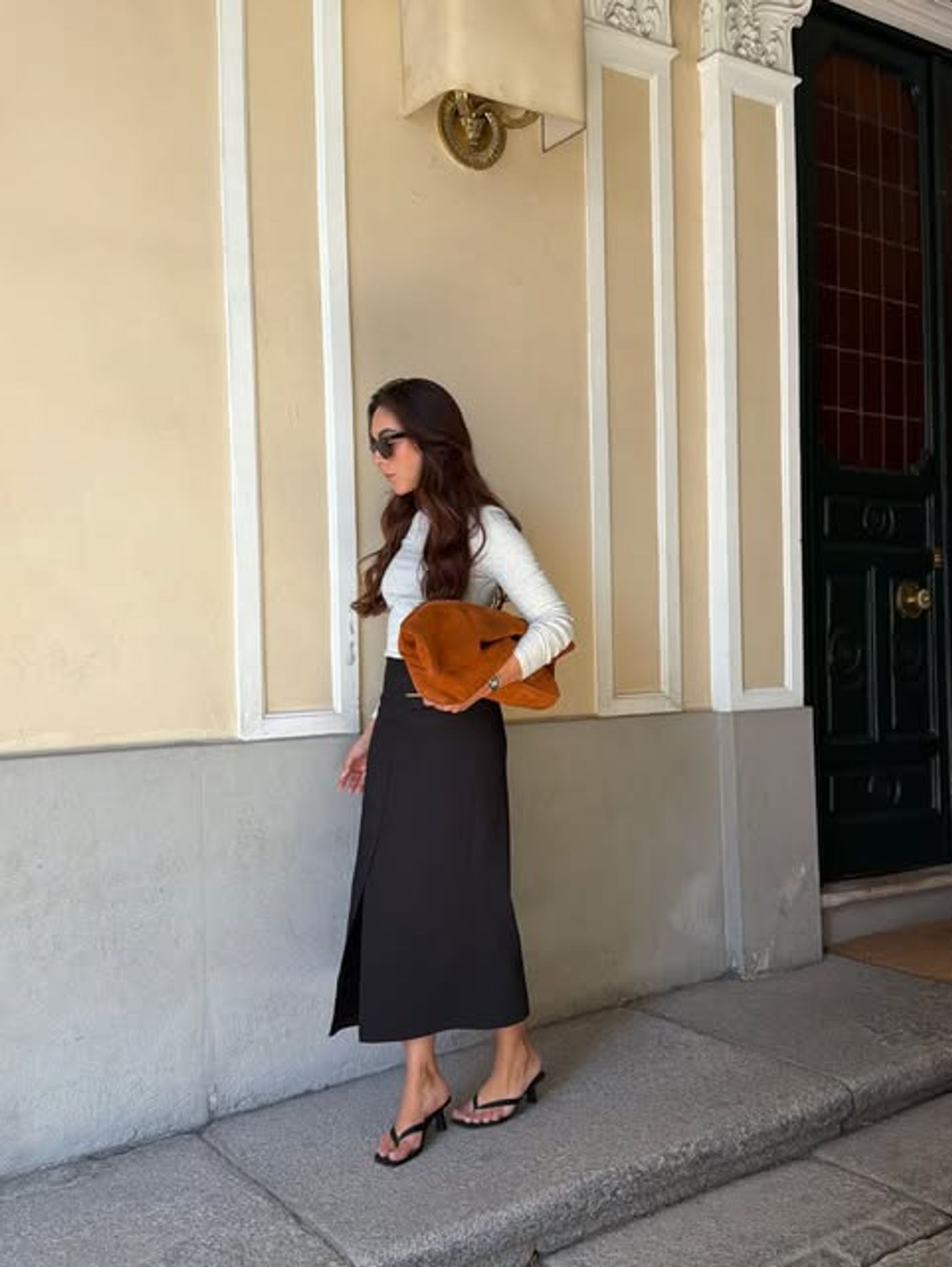 Retrato en la calle junto a una fachada clásica
