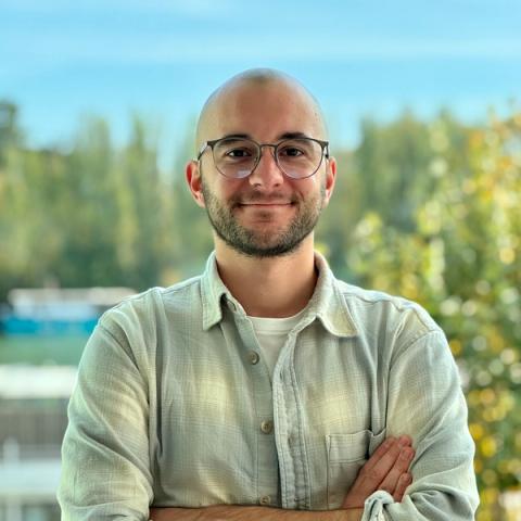 Portrait of Valentin Hervouet, founder of Jynio, smiling in a professional setting