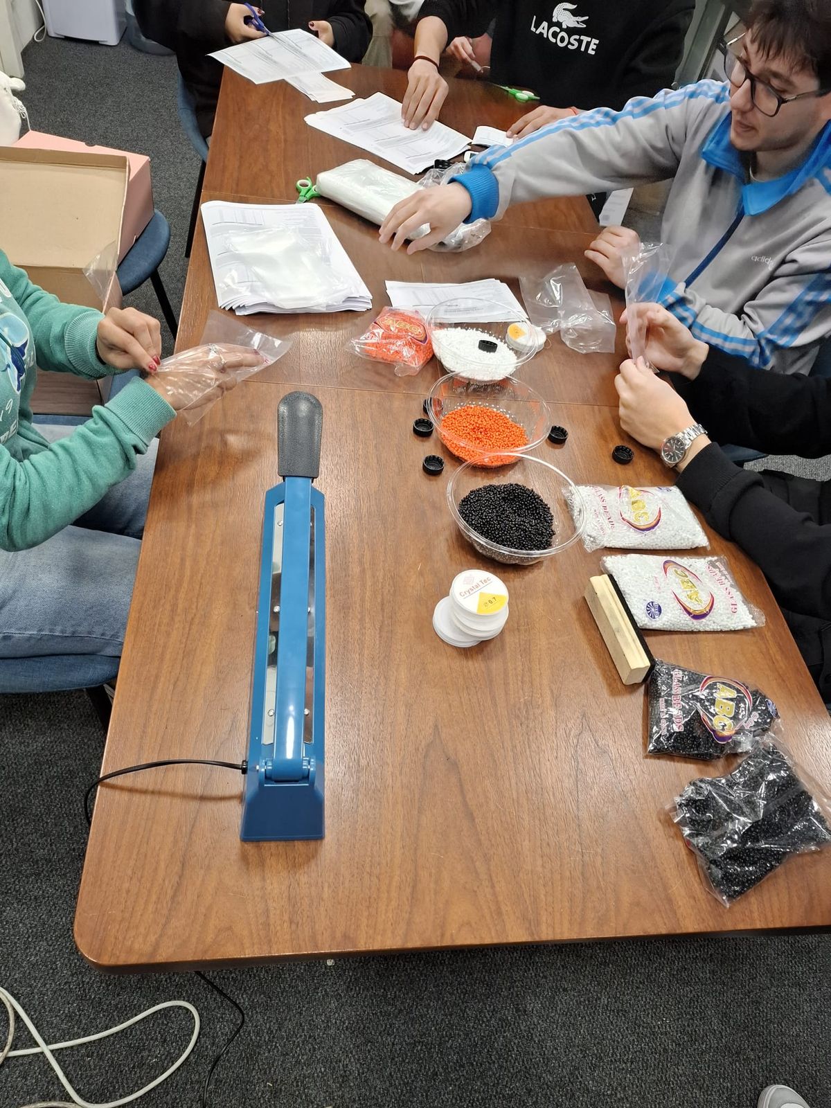 Estudiantes preparando los materiales