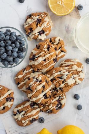 Borovničevi piškoti z limono