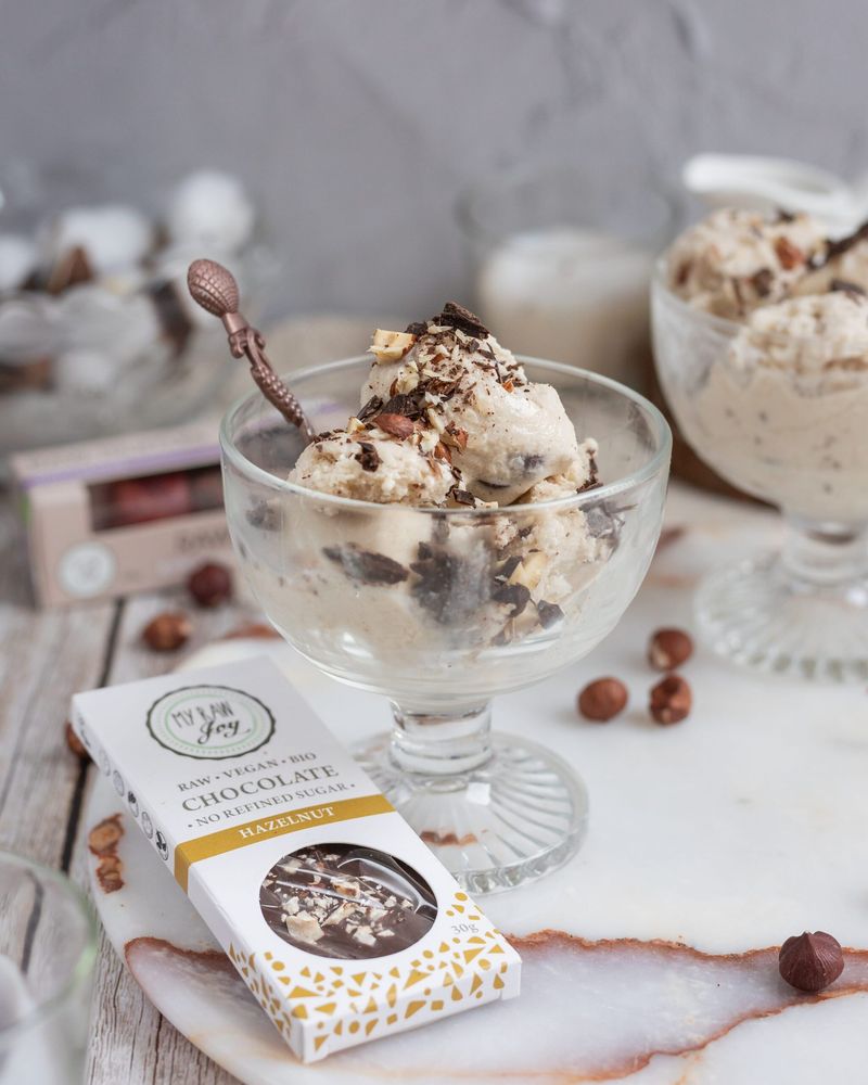 Stracciatella sladoled z lešniki