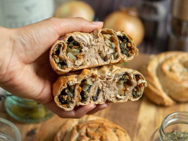 Burek z blitvo in drobljencem