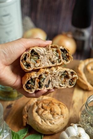 Burek z blitvo in drobljencem