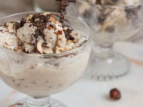 Stracciatella sladoled z lešniki