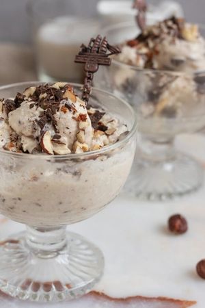 Stracciatella sladoled z lešniki