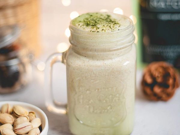 Matcha latte s pistacijo