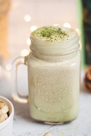 Matcha latte s pistacijo