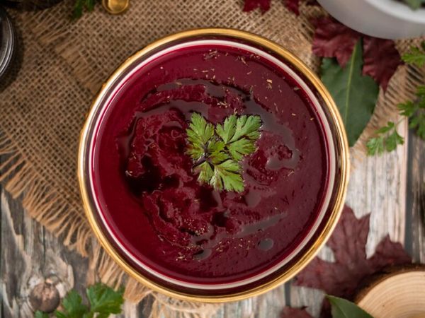 Bučna juha z rdečo peso