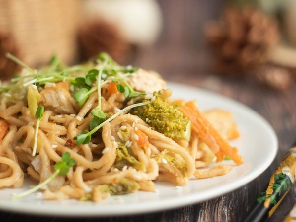 Arašidovi rezanci v eni posodi