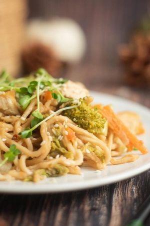 Arašidovi rezanci v eni posodi