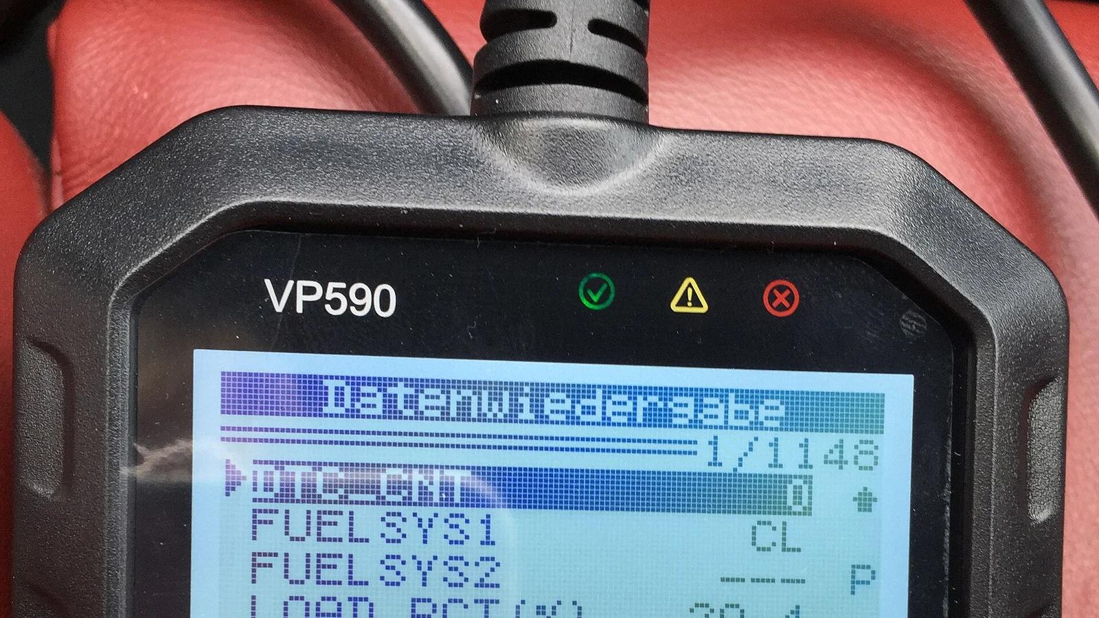 Escáner OBD2 mostrando datos de diagnóstico vehicular