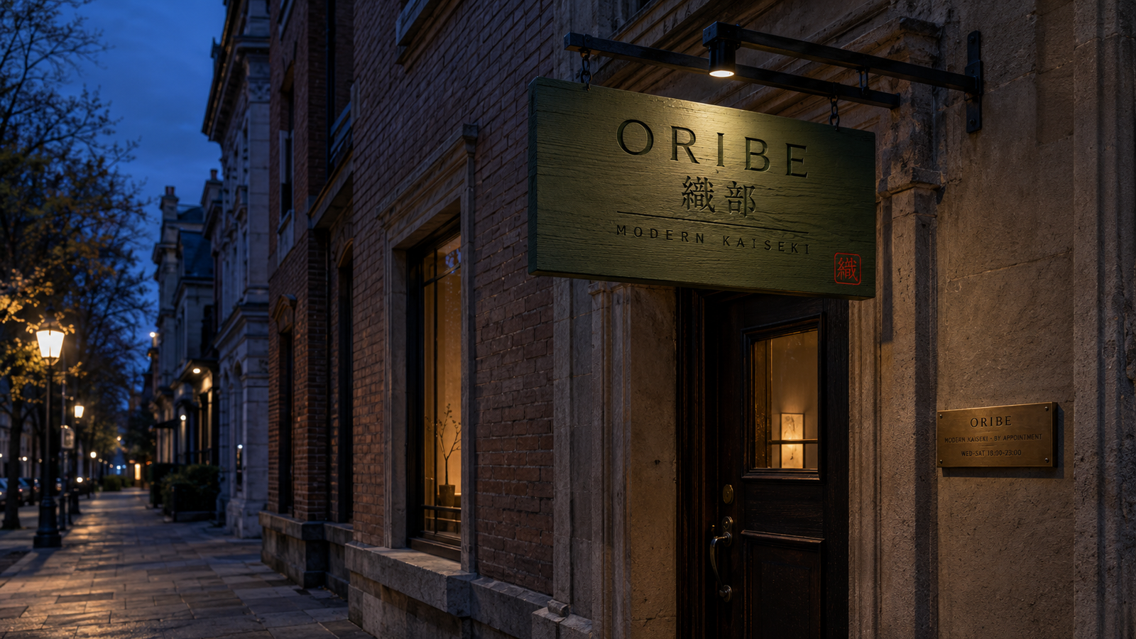 織部餐厅夜景外观 —— 织部绿背光招牌点亮 Yorkville 砖墙立面