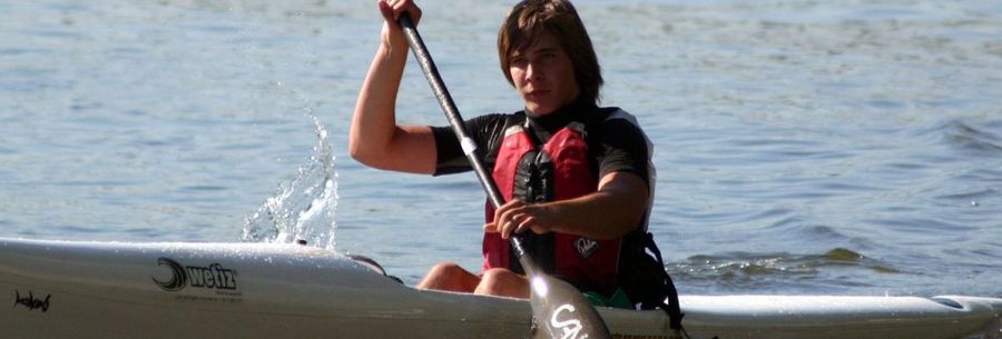 Surfski-Paddler in Aktion