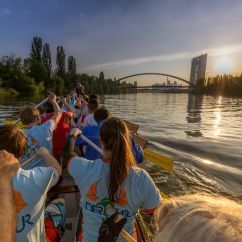 Drachenboot mit Paddlern im Takt